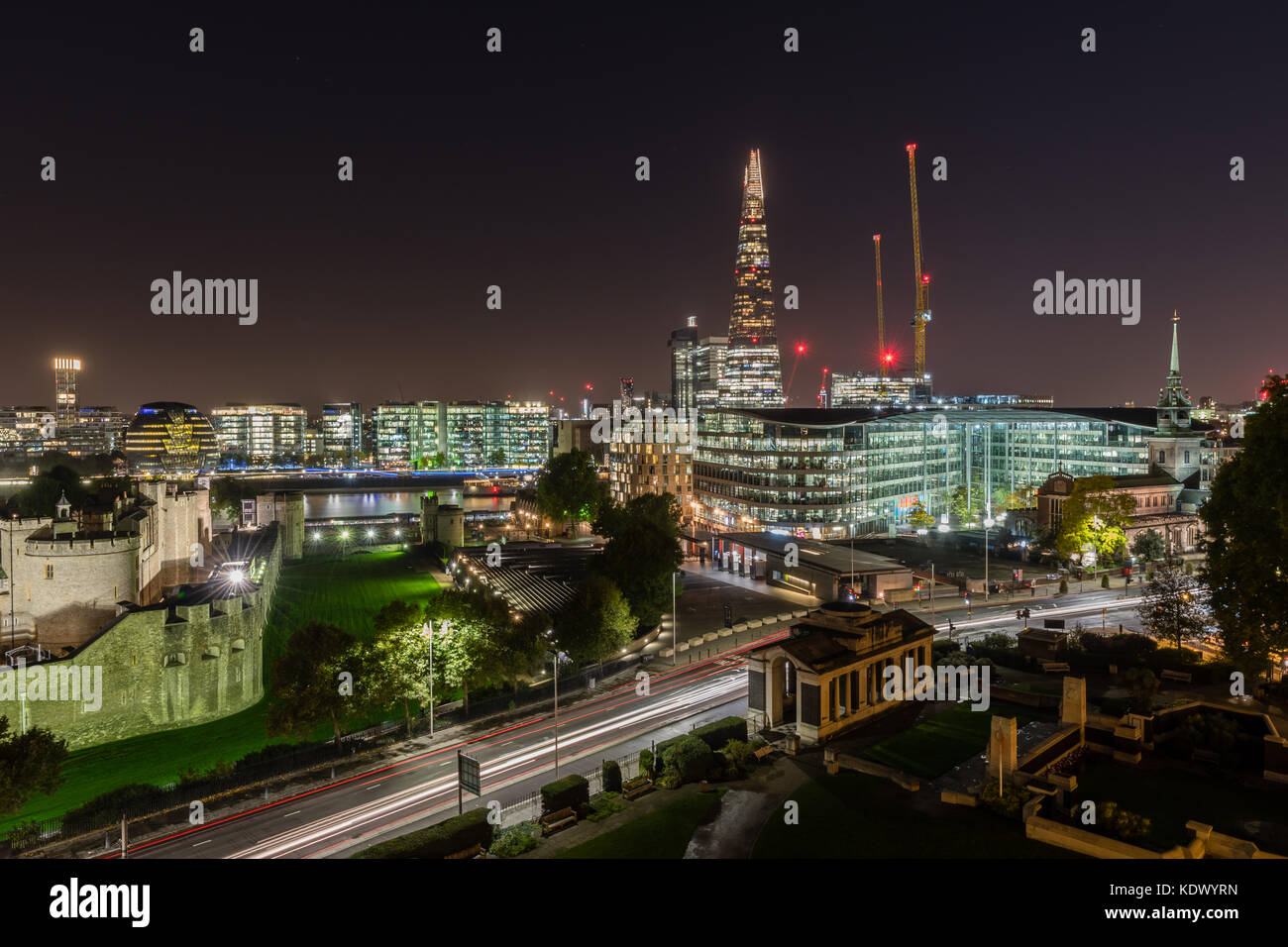 Blick auf den Shard und den Tower of London bei Nacht Stockfoto