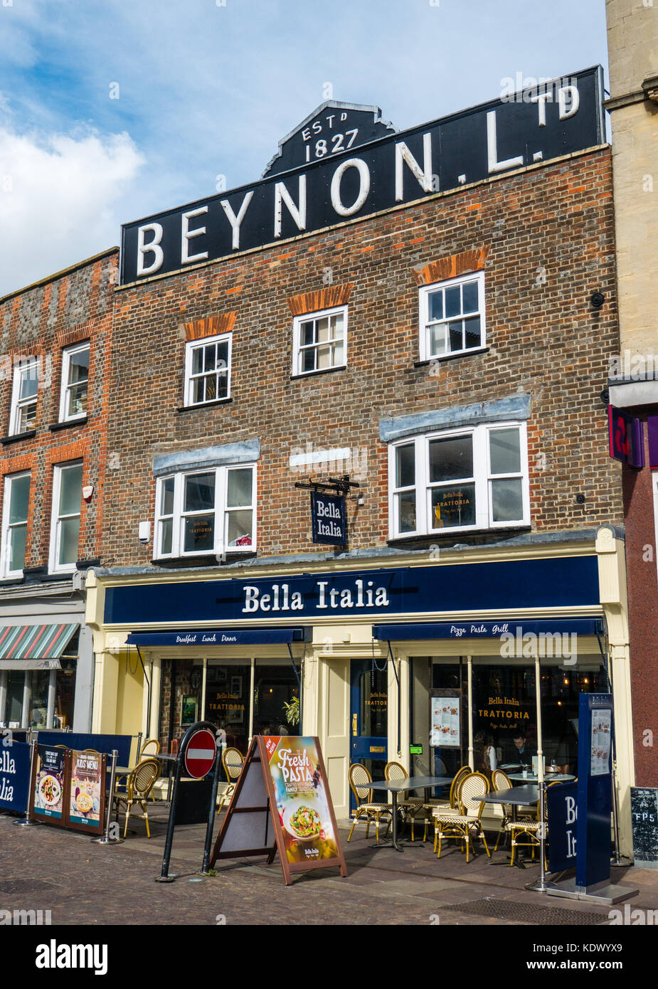 Bella Italia Restaurant, im historischen Beynon LTD Gebäude, Market Place, Newbury, Berkshire, England, Großbritannien, GB. Stockfoto