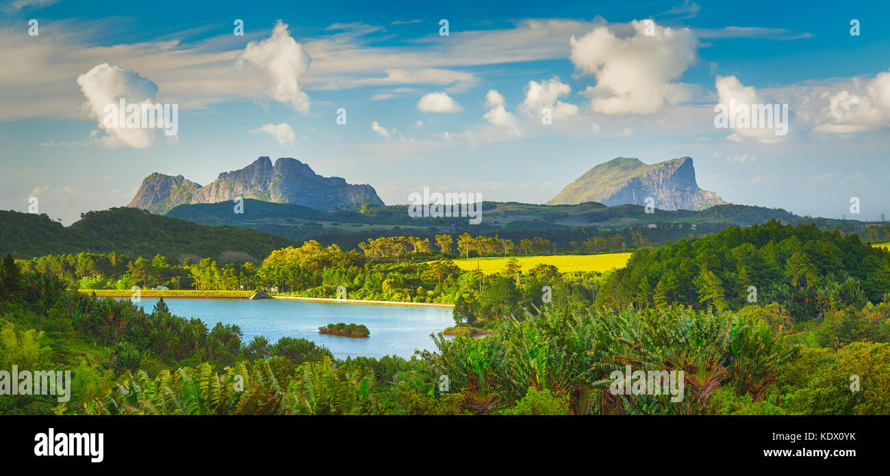 Schöne Landschaft. Blick auf einen See und die Berge. Mauritius Insel. panorama Stockfoto