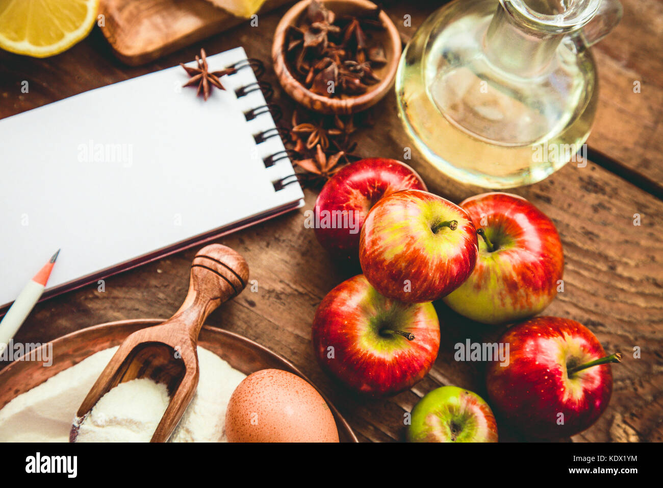 Backen Hintergrund mit Papier für Notizen. Weihnachten und Winter cookies Zutaten. backen Gebäck und Kekse: Äpfel, Gewürze, Zucker, Eier auf Holz Stockfoto