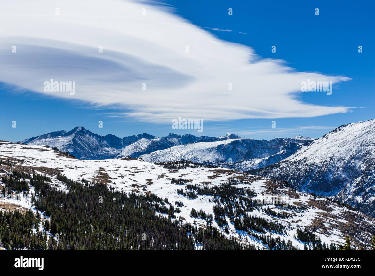 Linsenförmige Wolken und Steine Peak im Rocky Mountain National Park Stockfoto