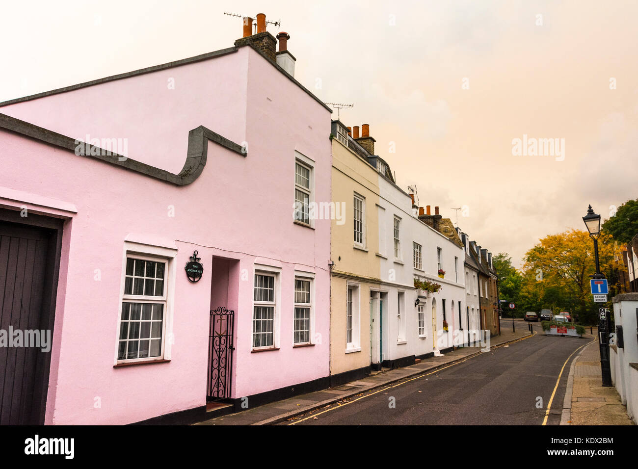 Staub aus der Sahara am Himmel - Church Street, Old Isleworth, London, England, Großbritannien Stockfoto