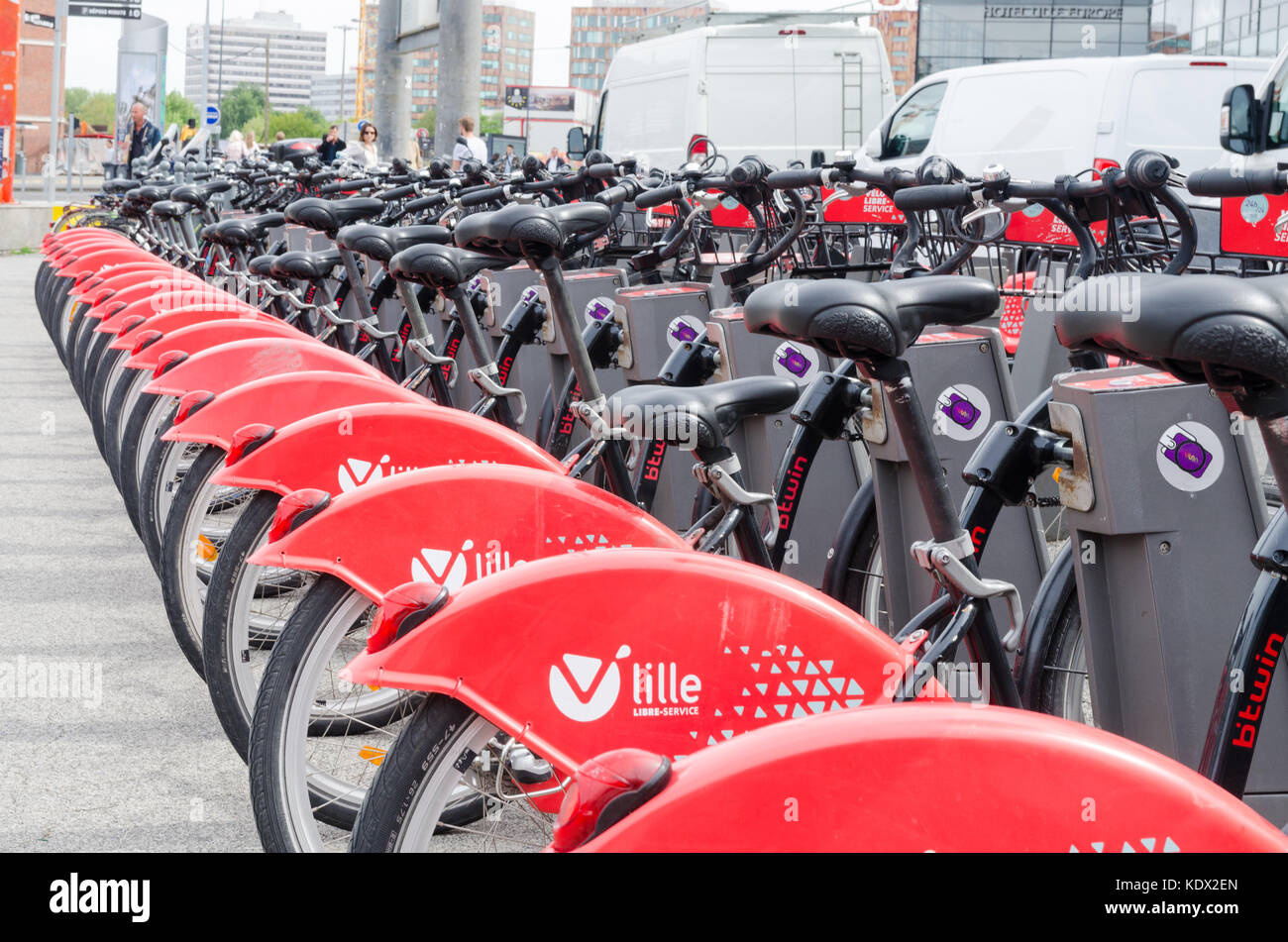 Lange Linie der Self-service-Fahrräder in der französischen Stadt Lille Stockfoto