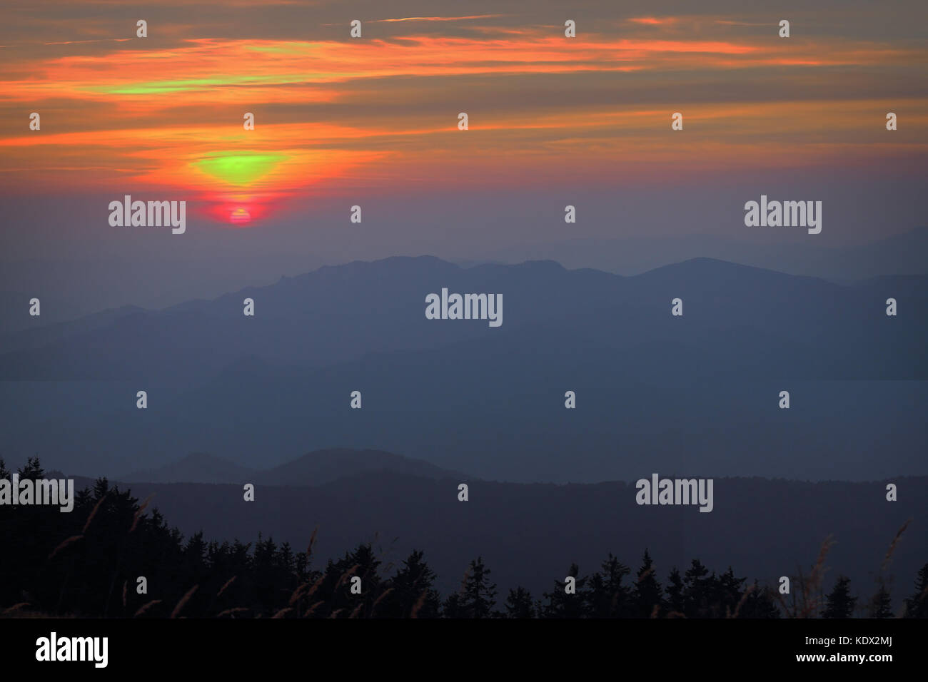 Schöne orange Sonnenuntergang über den Bergen, ceahlau, Rumänien Stockfoto