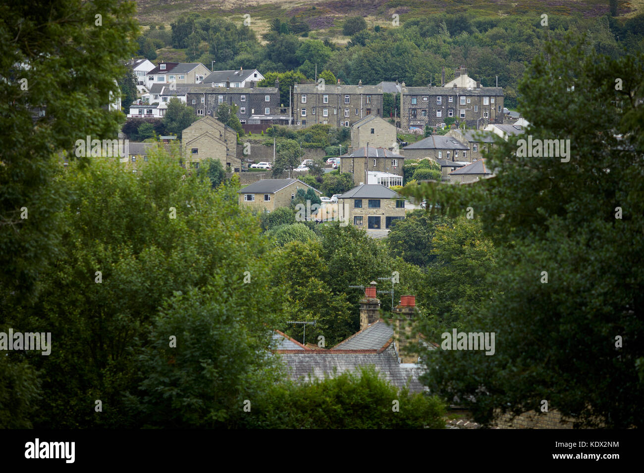 Pennines Dorf, Haworth in West Yorkshire, England. Typische Wohnungsbestand über das Tal Stockfoto