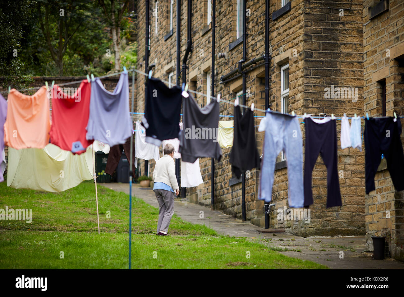 Pennines Dorf, Haworth in West Yorkshire, England. Waschen Linie in der Nähe von Oak Street Stockfoto