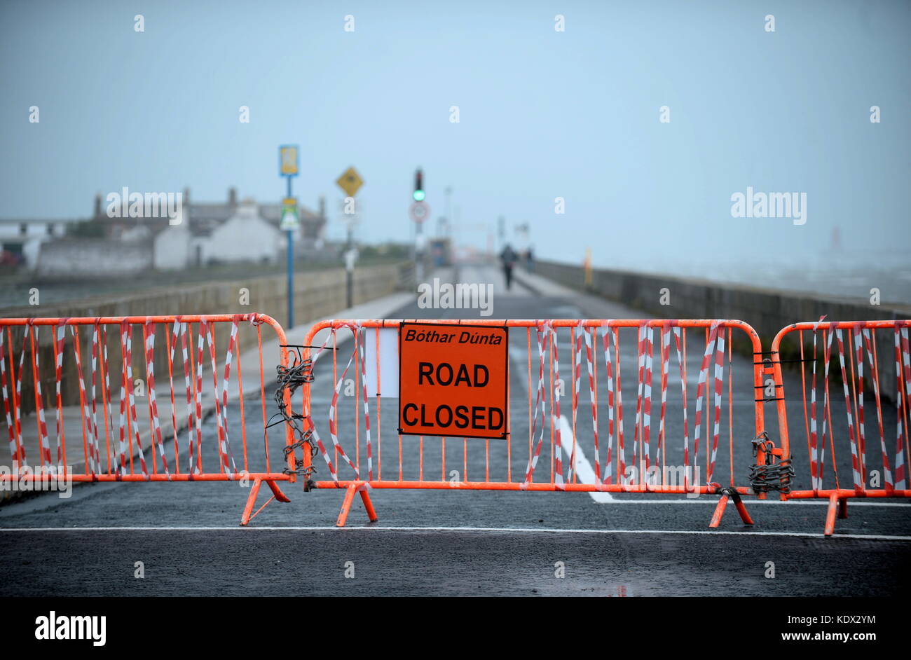 Allgemeine Ansicht der Straßensperrung an der Holzbrücke nach North Bull Island, Clontarf, Dublin, Irland, wie Hurrikan Ophelia schlägt das Vereinigte Königreich und Irland mit Böen von bis zu 80 mph. Stockfoto