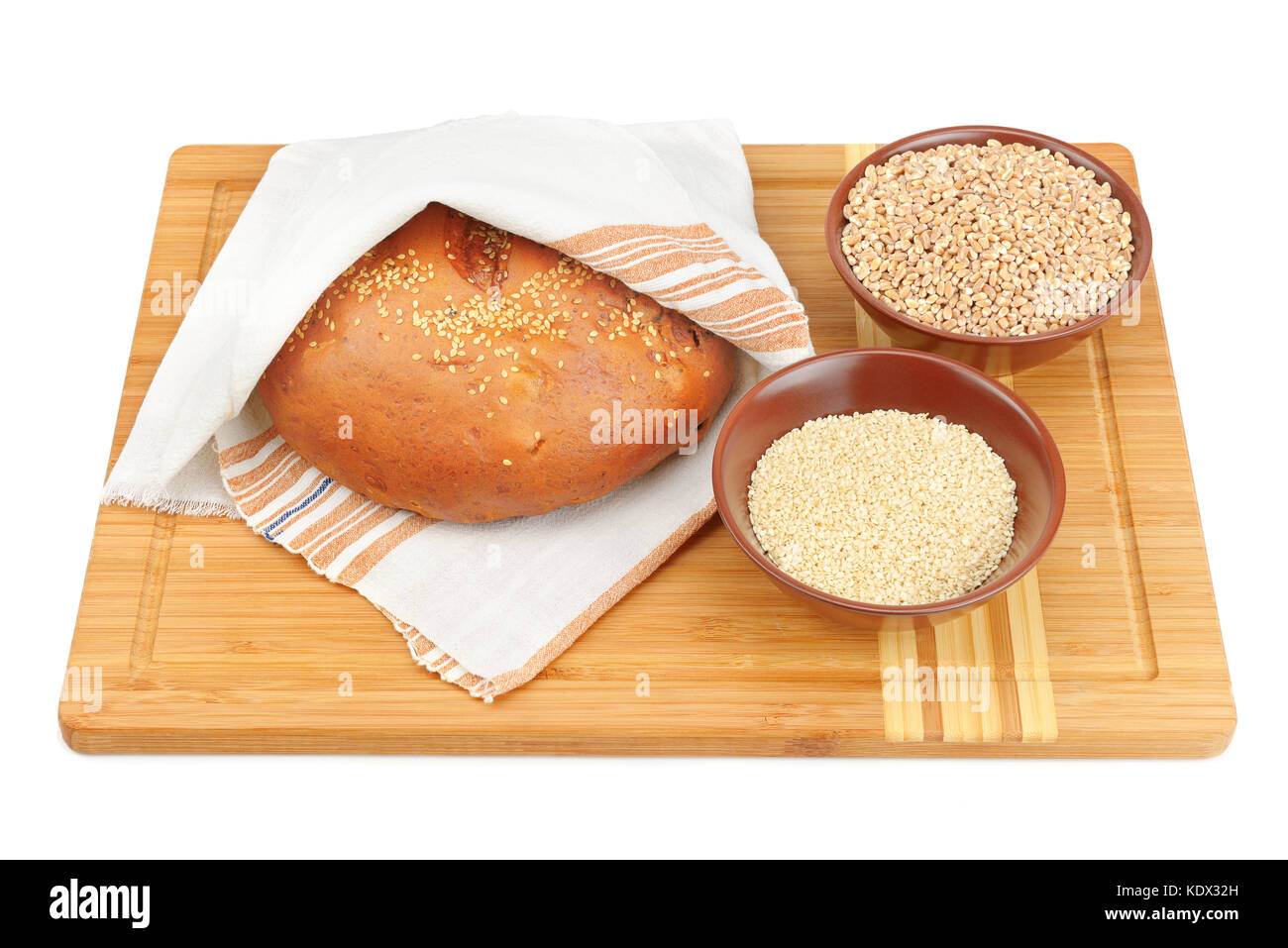 Brot und Weizen auf weißem Hintergrund Stockfoto