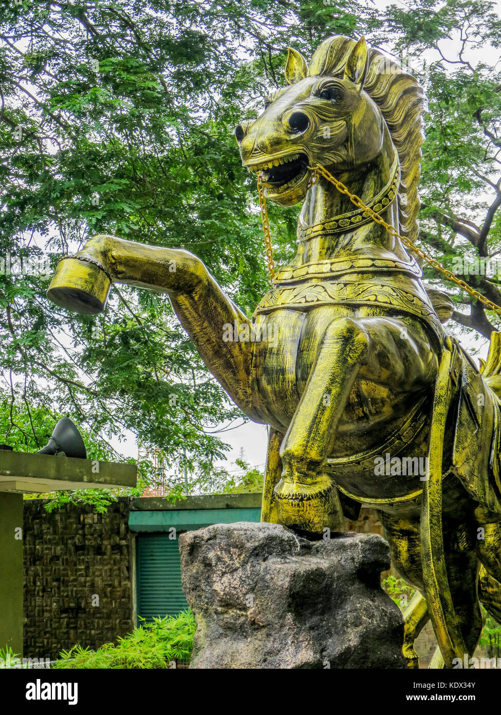 Bronze Horse, Teil des Teams von zwölf, dass der Wagen des Hindu-Gottes Vishnu in der Ramayana Höhle, Batu Höhlen, Malaysia zieht. Stockfoto