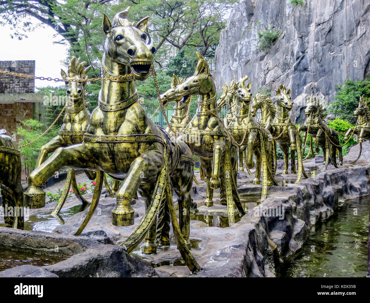 Ein Team von zwölf Bronzene Pferde ziehen von Vishnu wagen und stand am Eingang des Ramayana Höhle am Batu Grotte Komplex in Kuala Lumpur, Malaysia Stockfoto