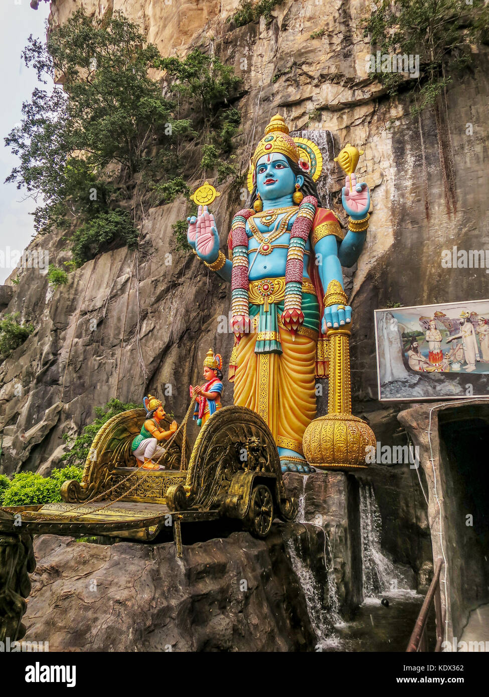 Der hinduistische Gott Vishnu, steht für Sonne und Licht, steht am Eingang des Ramayana Höhle am Batu Höhlen komplexe, Kuala Lumpur, Malaysia. Stockfoto