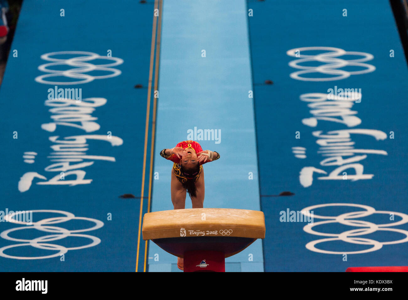 Yuyuan Jiang (CHN) konkurrieren in der Vault während Frauen individuelle rund um Turnen bei den Olympischen Sommerspiele in Peking, China Stockfoto