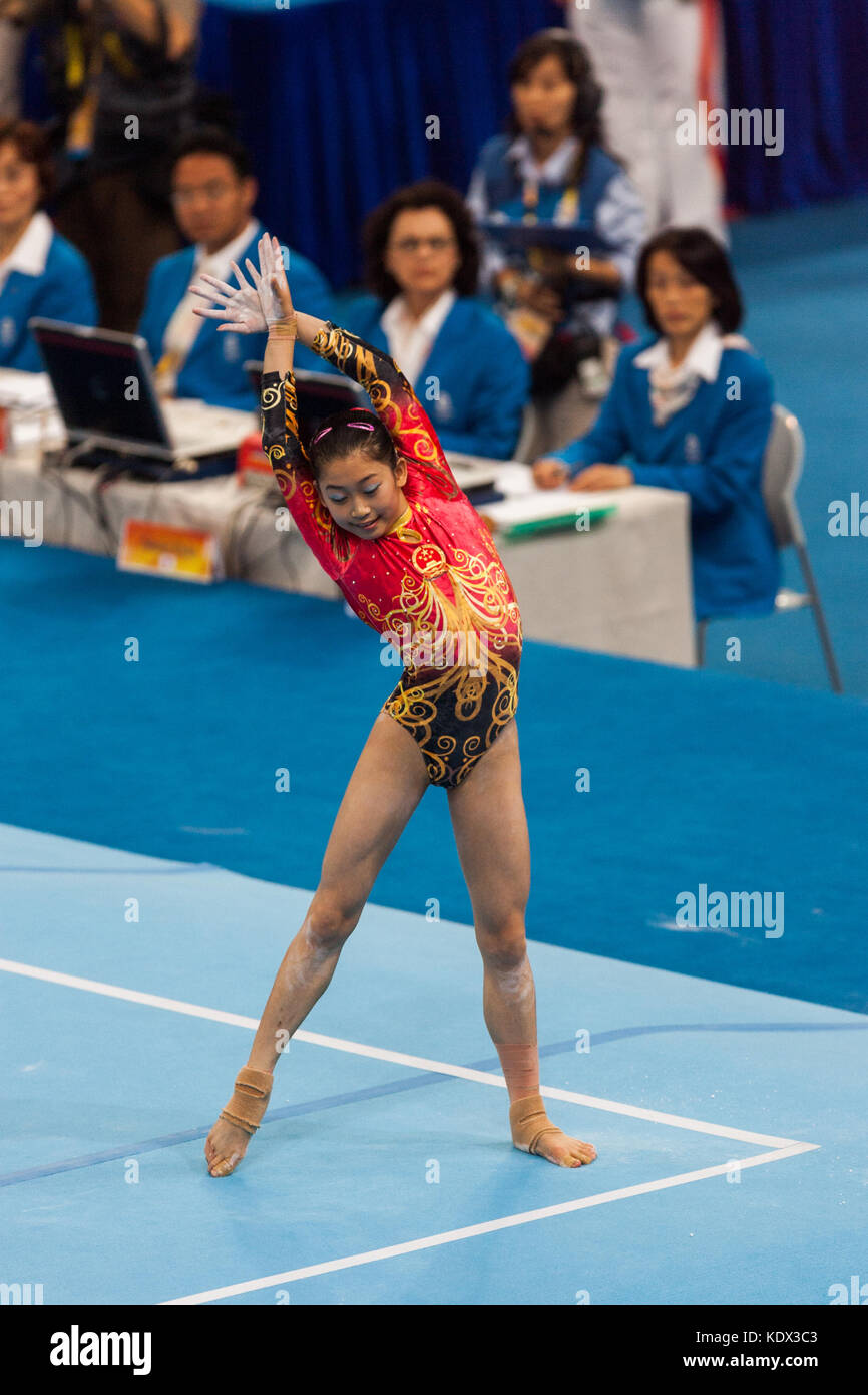 Yuyuan Jiang (CHN) konkurrieren auf dem Boden, während Frauen individuelle rund um Turnen bei den Olympischen Sommerspiele in Peking, China Stockfoto