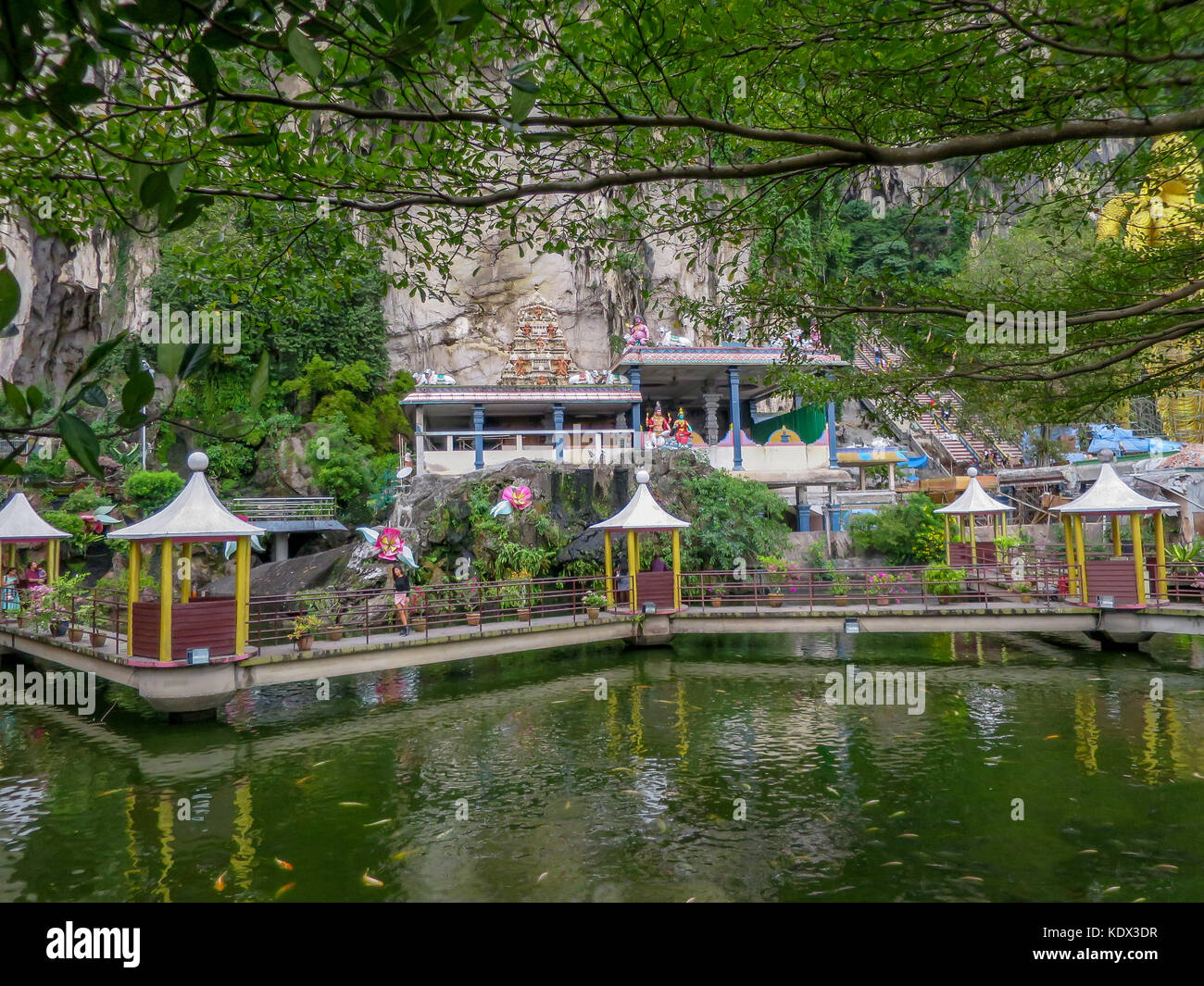 Garten, Schrein und Teich etwas außerhalb von Batu Höhlen, Selangor, Kuala Lumpur, Malaysia. Stockfoto