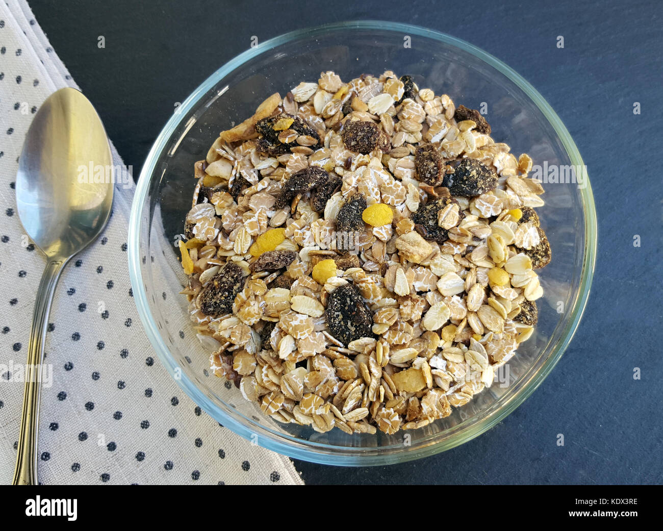 Müsli mit getrockneten Früchten in der Schüssel auf dem Tisch Stockfoto