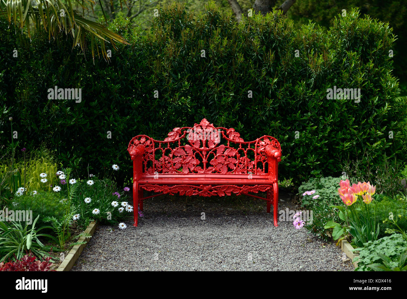 Rot, Schmiedeeisen, Sitz, Sitzen, Bank, Eichenlaub, Blatt, Design, Blarney Castle Arboretum, Cork, Irland, perennia, l Grenzen, Frühling, RM, Blumen-, Stockfoto