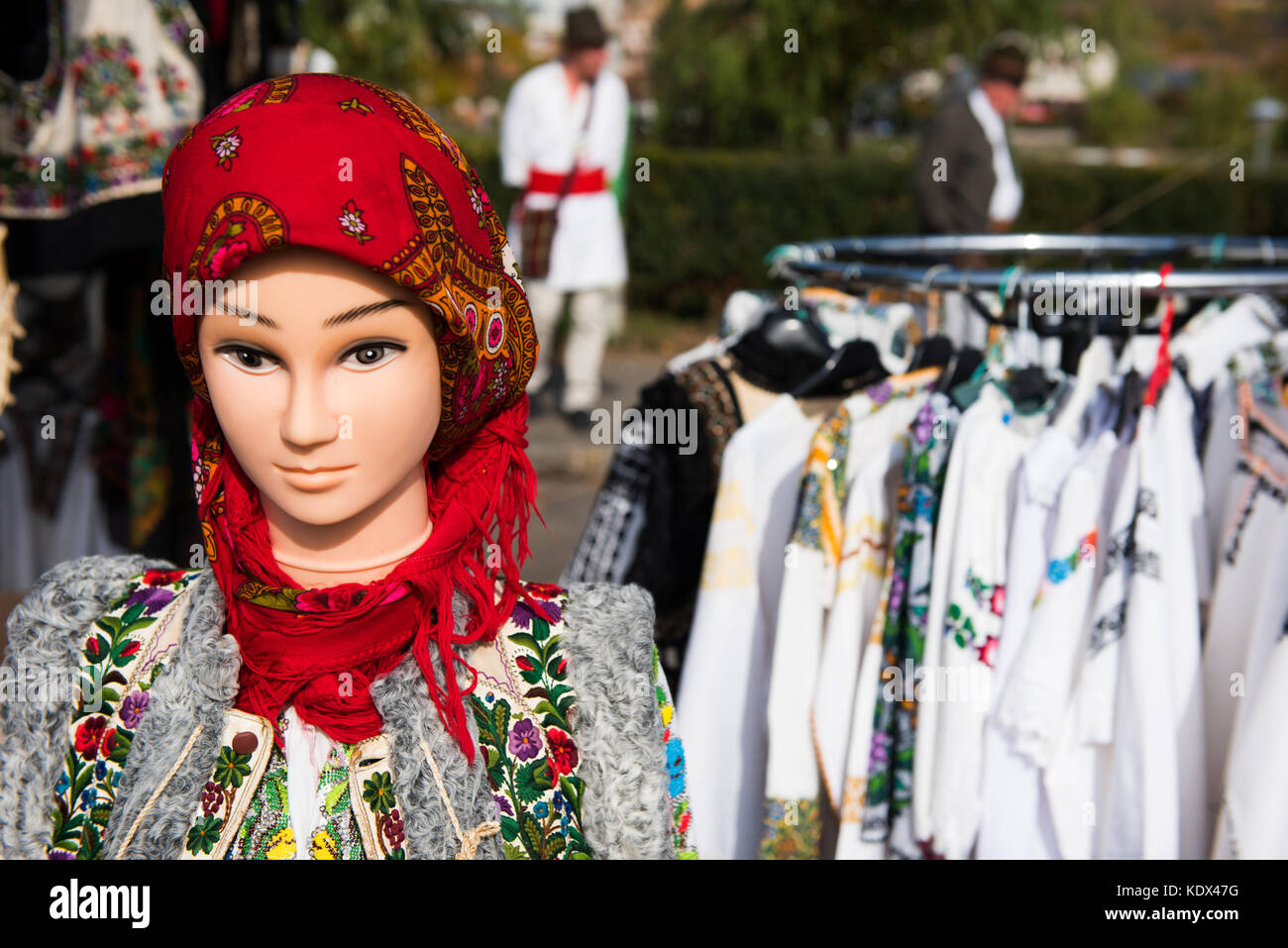 Traditionelle rumänische Kostüm auf Mannequin und Aufhängungen Stockfoto