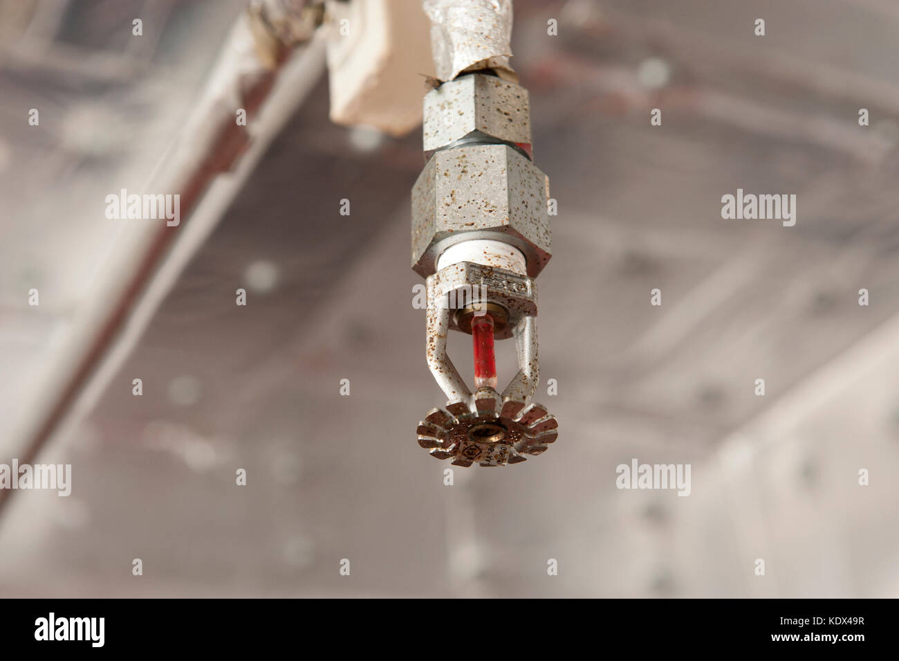 Decke Sprinkleranlage auf einem Containerschiff Stockfoto