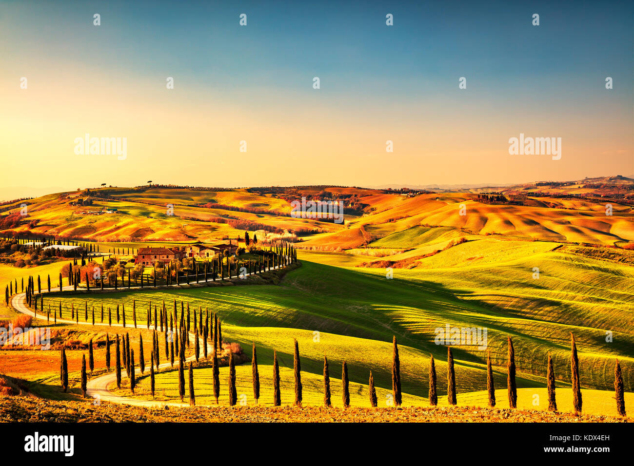 Toskana Landschaft Panorama, sanfte Hügel und grüne Felder auf Sonnenuntergang. Italien, Europa Stockfoto