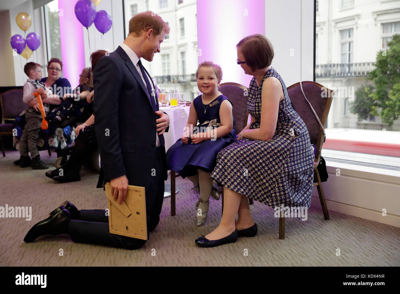 Prinz Harry lernt Erin Cross kennen, die im Alter von 7 Jahren mit ihrer Mutter Sarah den Inspirational Child Award im Alter von 4 bis 6 Jahren gewann, bei den jährlichen WellChild Awards im Royal Lancaster Hotel in London, die den Mut schwer erkrankter Kinder und ihrer Familien würdigt. Stockfoto