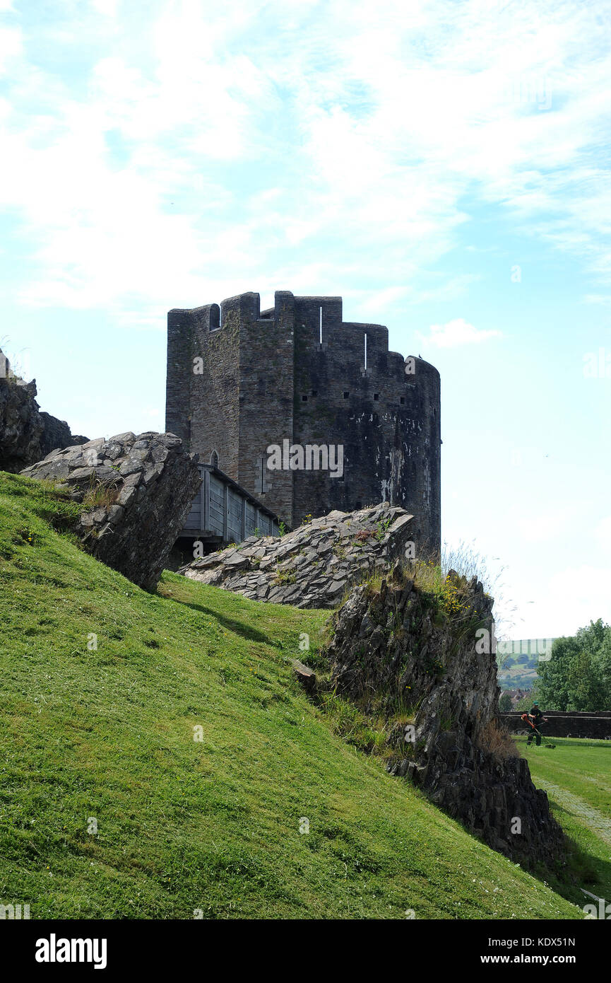 South East Tower (im Vordergrund) mit der North West Tower im Hintergrund. Caerphilly Castle. Stockfoto