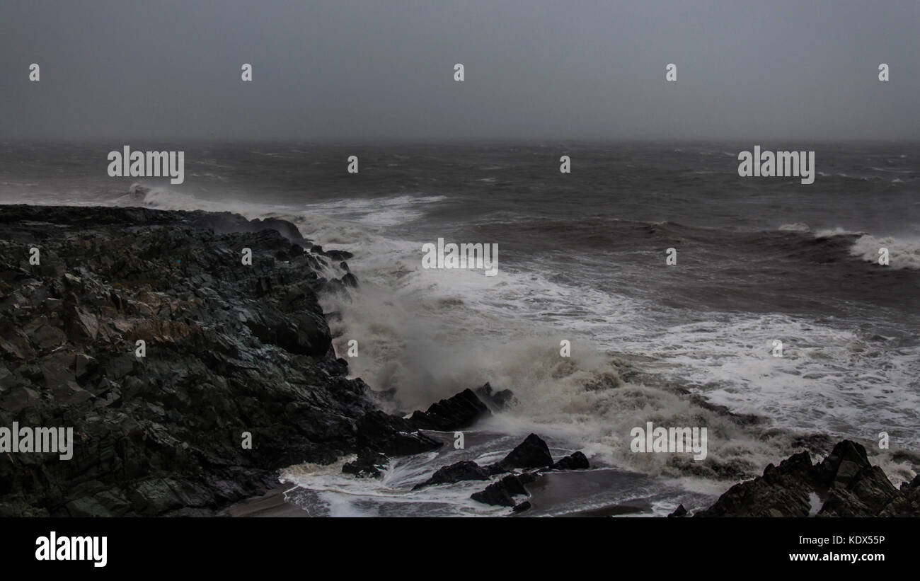 Stürmischer See in der Nähe der Stadt Greystones, Ostküste Irlands, in der irischen See. Schwanz von Hurrikan Ophelia. Stockfoto