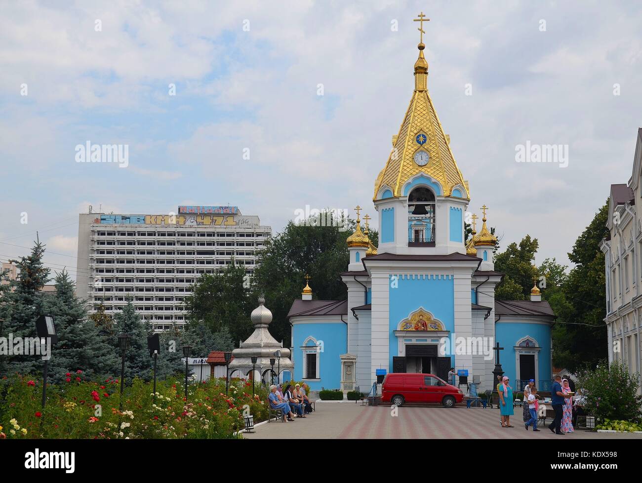 Chişinău, der Hauptstadt der Republik Moldau: Eine orthodoxe Kloster und das verlassene Hotel National Stockfoto