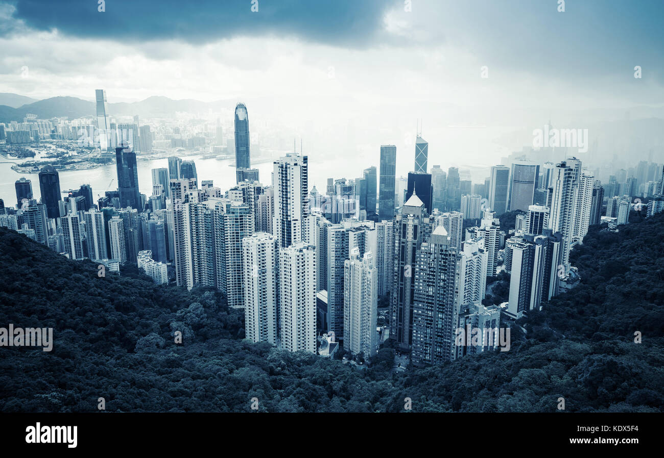 Stadtbild hong kong, Antenne blau getönten Foto vom Victoria Peak sicht genommen Stockfoto