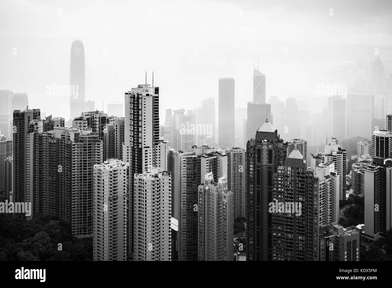 Schwarze und weiße Skyline von Hong Kong City, Luftaufnahme vom Victoria Peak Sicht im regnerischen Tag genommen Stockfoto