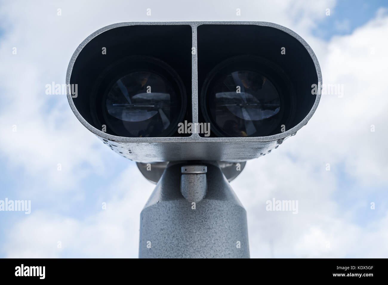Touristische Binocular Telescope Über bewölkter Himmel Hintergrund Stockfoto