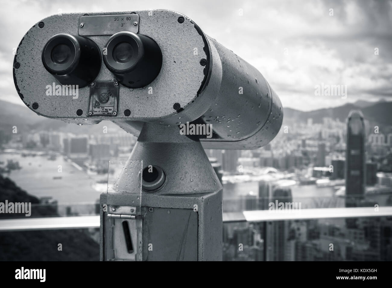 Schwarzweiß-Foto von touristischen Binocular Telescope für Hong Kong City Beobachtung von Victoria Peak Sicht Stockfoto
