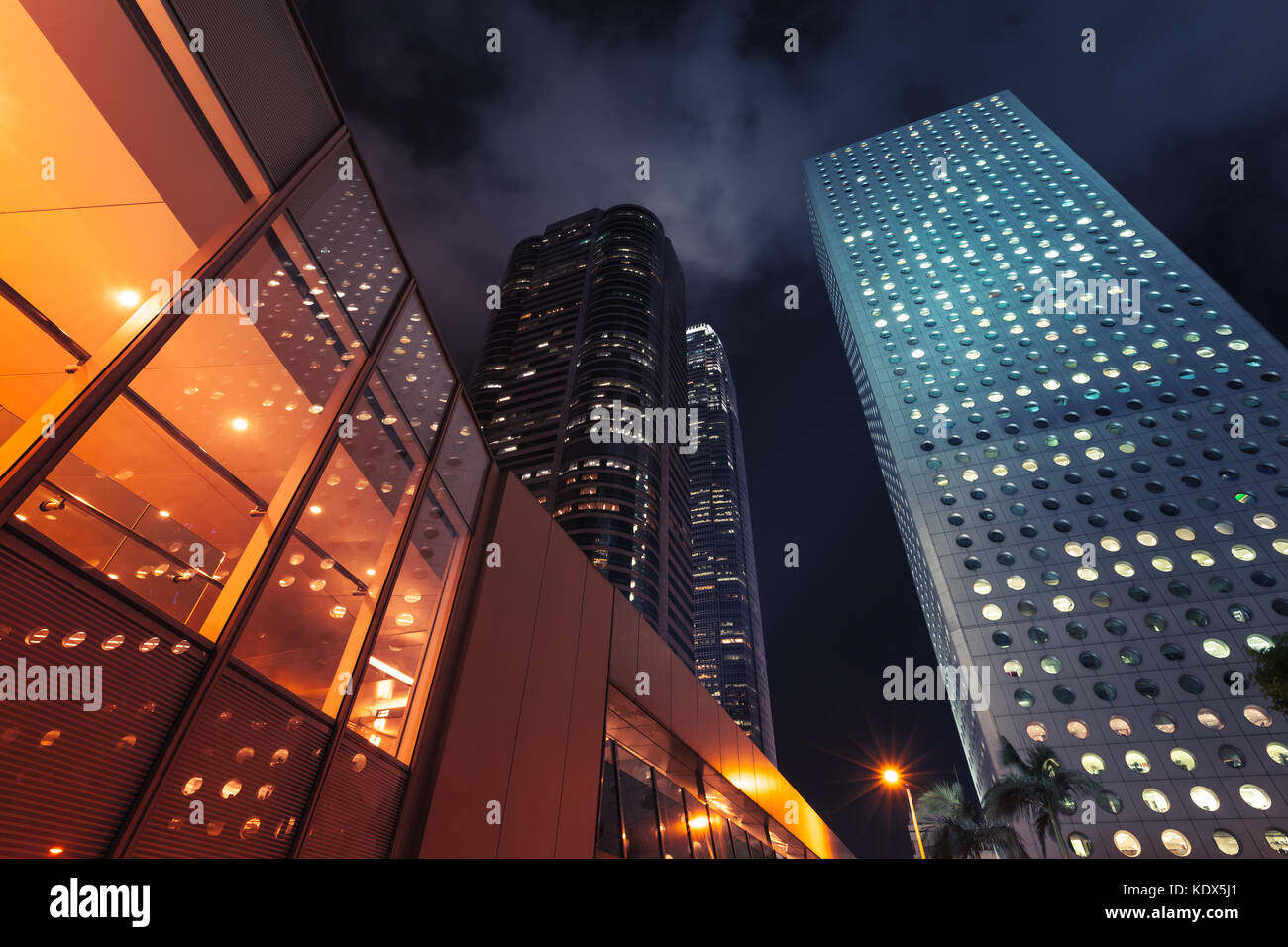 Hell beleuchtet ckyscrapers unter Sternenhimmel, hohes Bürogebäude in Hong Kong City Stockfoto