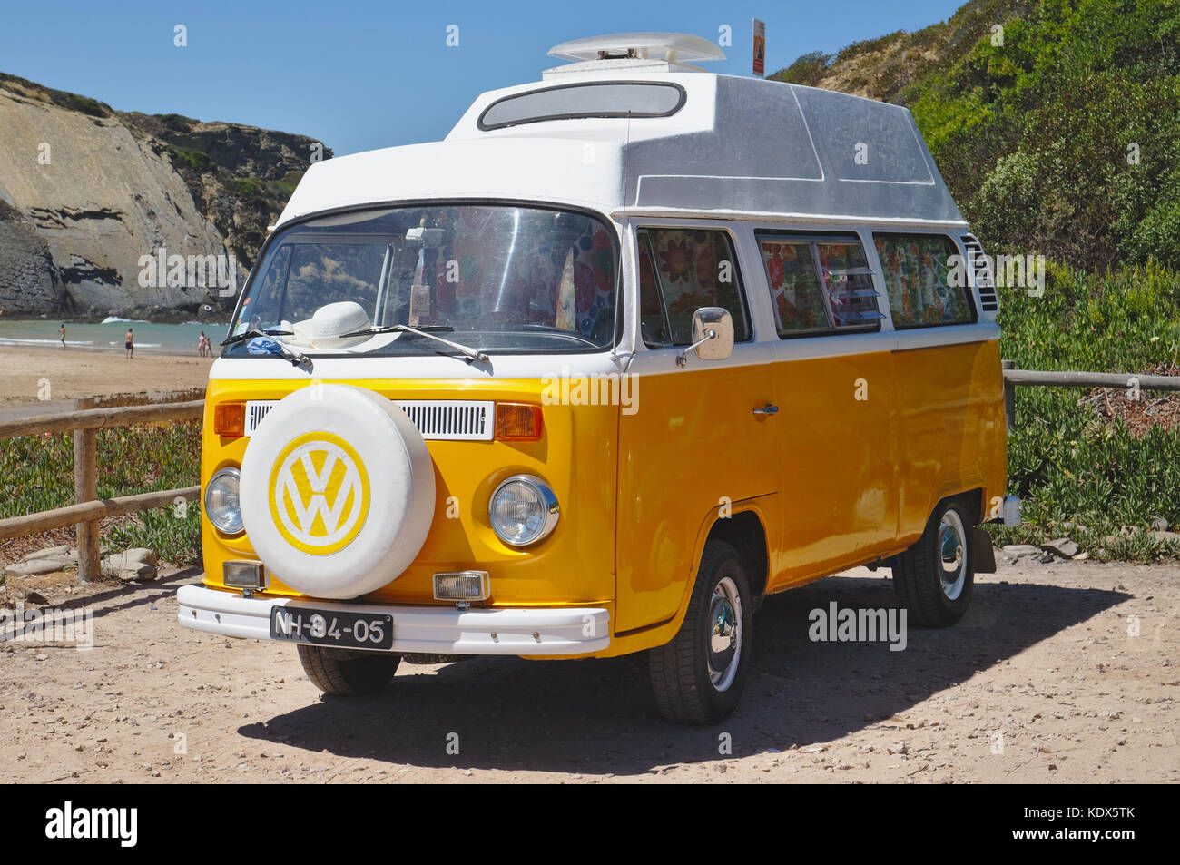 Gelbe alte Schule Volkswagen Combi. Costa Vicentina, Algarve Stockfoto