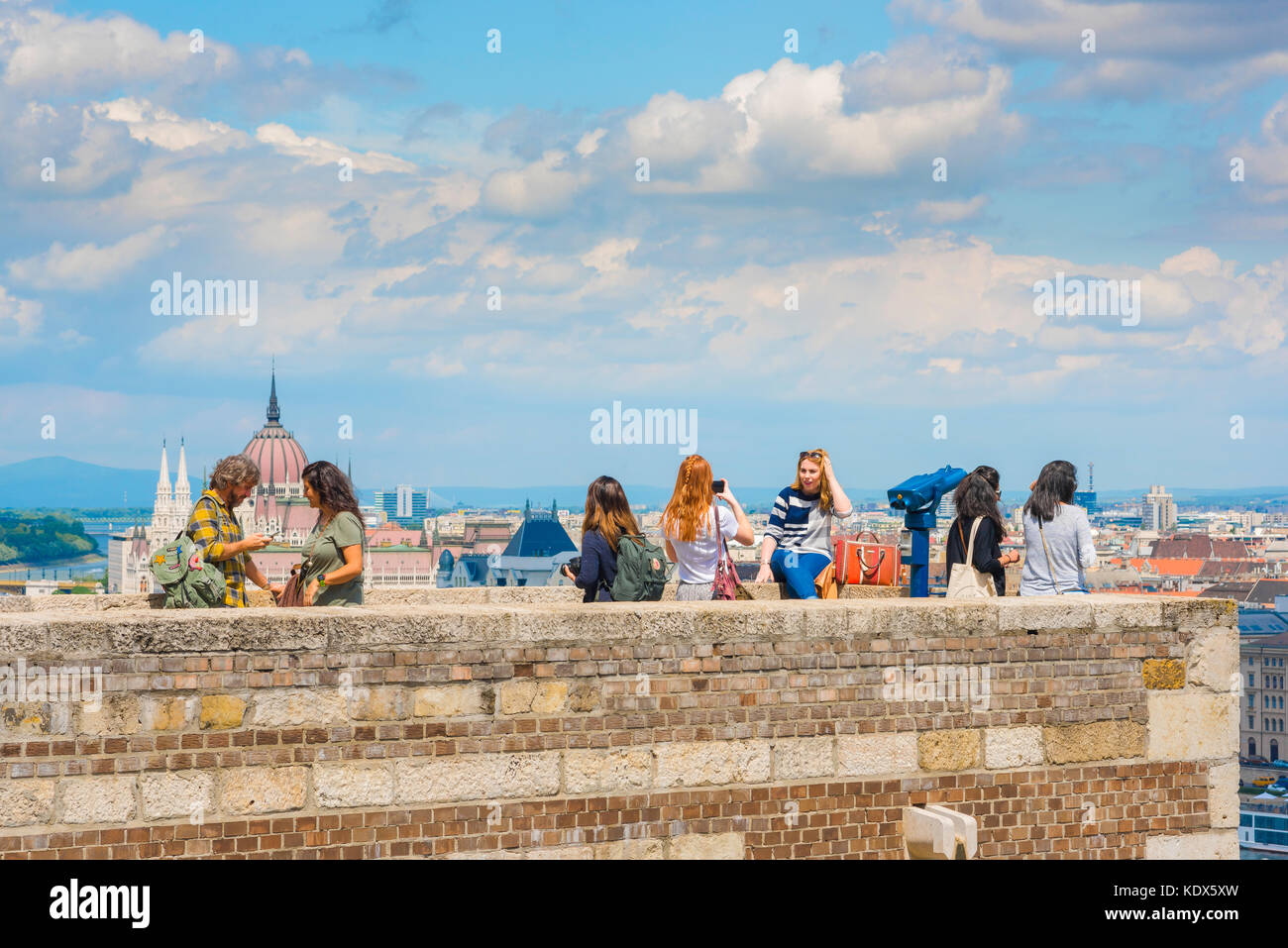 Budapest Tourismus, während des Besuchs der Königspalast auf Var Hill Touristen Fotos von Budapest von einem Wall hoch über der Stadt, Ungarn. Stockfoto