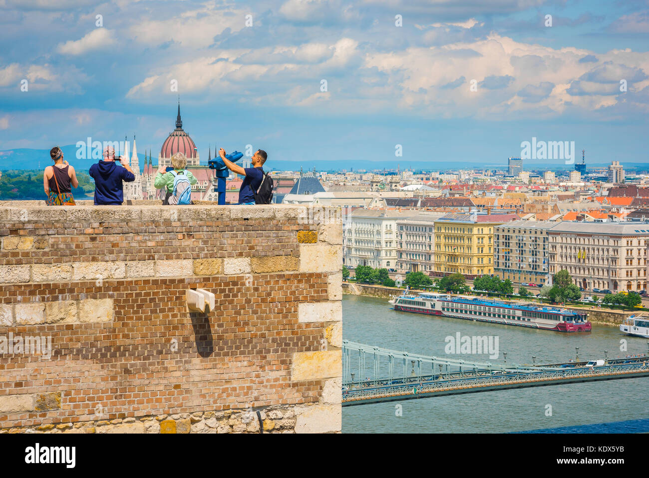 Budapest Städtetourismus, Ansicht von Touristen, die den Königspalast auf dem Var-Hügel besuchen und Fotos von Budapest von einem Wall hoch über der Stadt, Ungarn, machen. Stockfoto