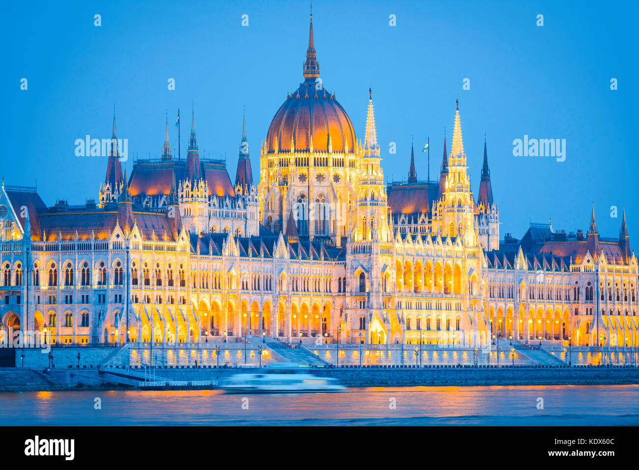 Budapester Parlament, Blick am frühen Abend auf das malerische ungarische Parlamentsgebäude, beleuchtet von Flutlichtern, Budapest, Ungarn. Stockfoto