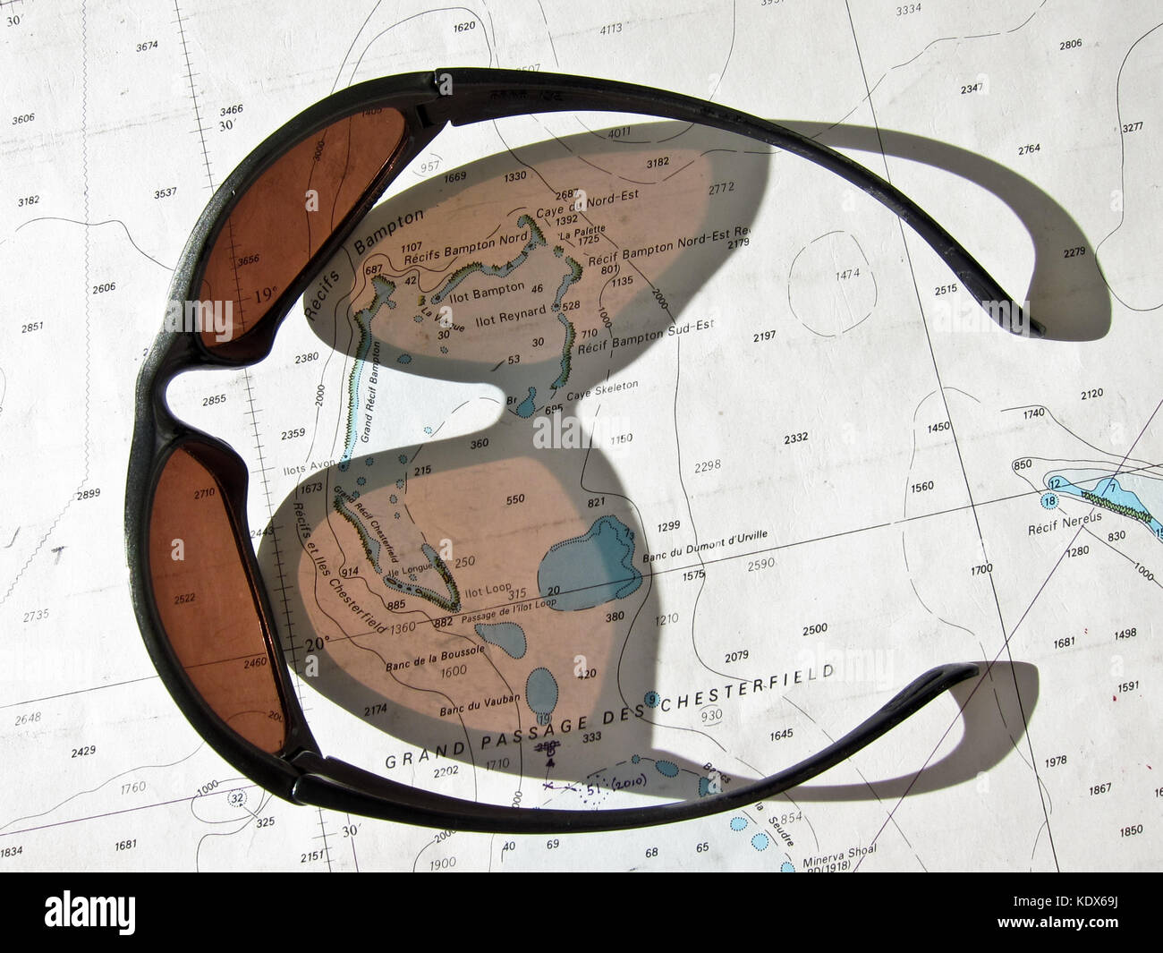 Sonnenbrille auf einer Seekarte der Tropen Stockfoto