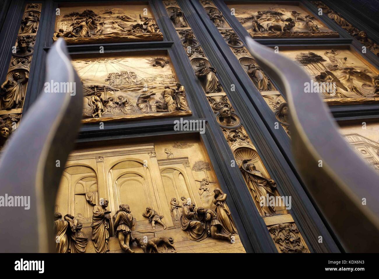 Der Osten Tür oder die Tür des Paradieses auf die Taufkapelle neben der Kathedrale von Florenz, Italien. Stockfoto