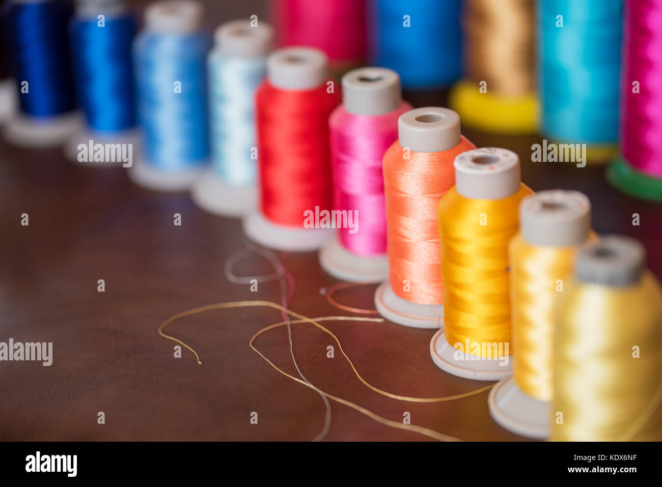 Bunte Thema Spulen in Stoff und Textilindustrie verwendet Stockfoto