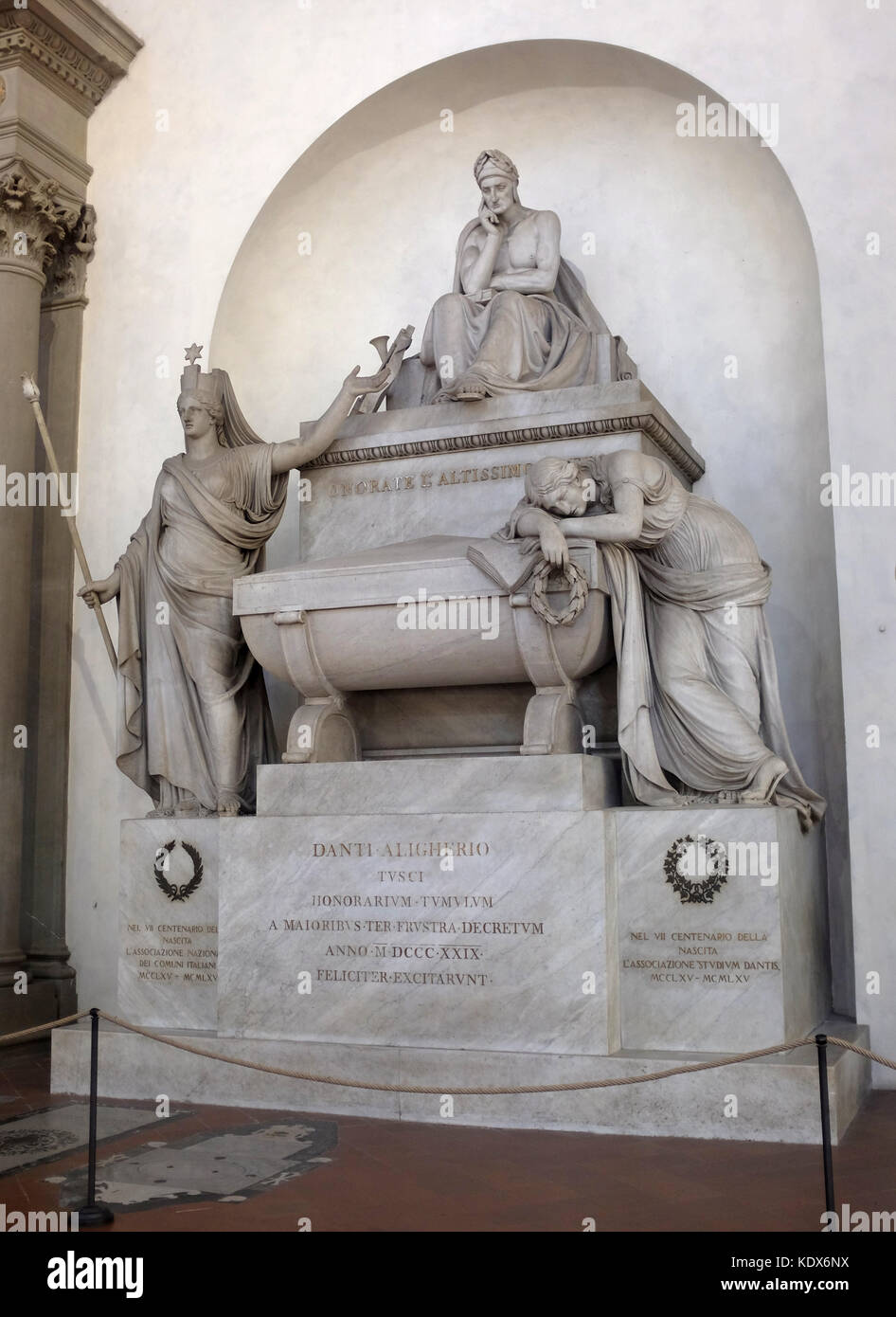 Das Grab von Dante Aligherio in der Franziskanerkirche Santa Croce, Florenz, Italien, statt. Stockfoto