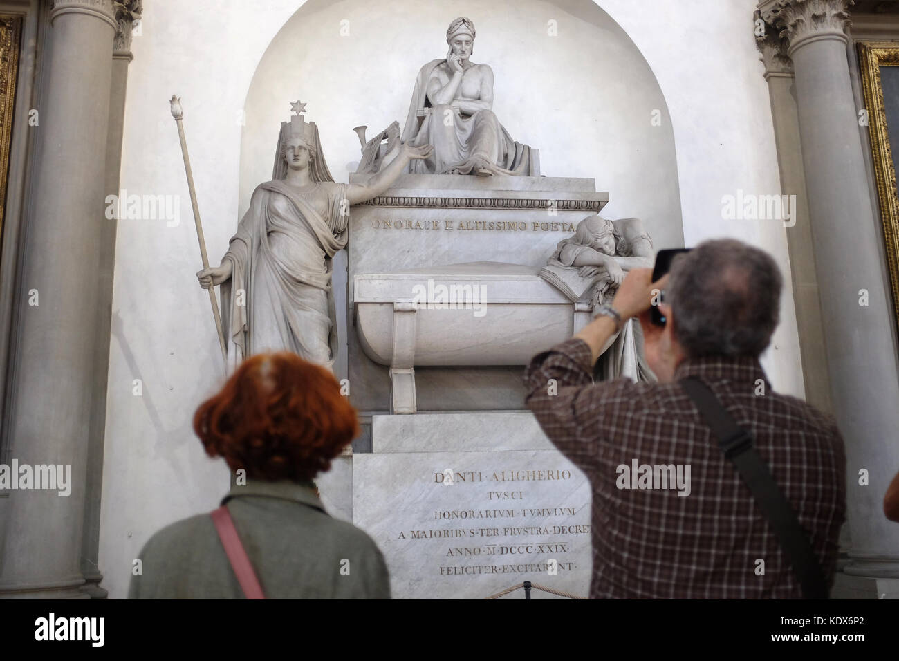 Das Grab von Dante Aligherio in der Franziskanerkirche Santa Croce, Florenz, Italien, statt. Stockfoto