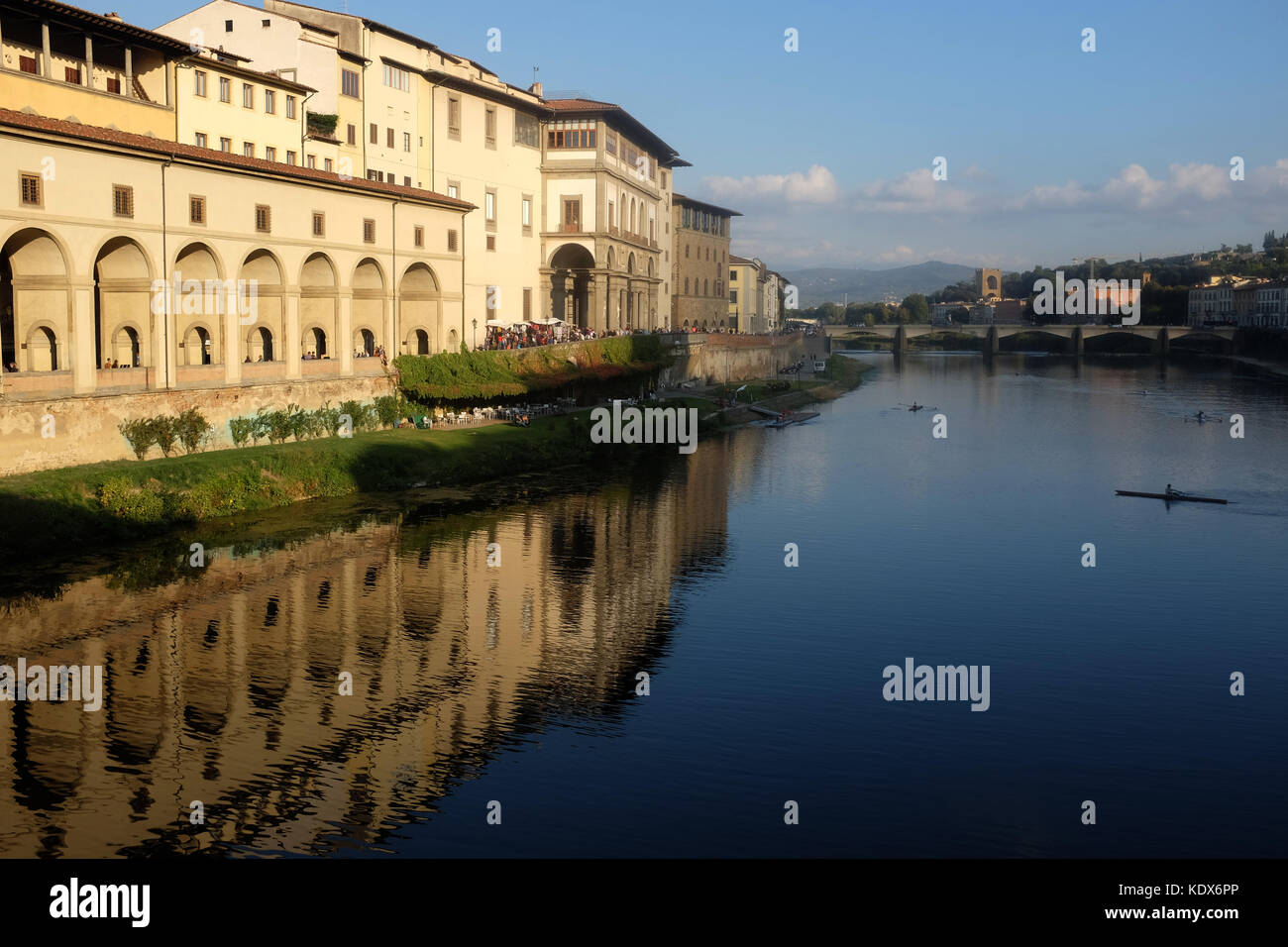 Schöne Gebäude entlang des Flusses Arno in der Stadt von Florenz, Italien. Stockfoto