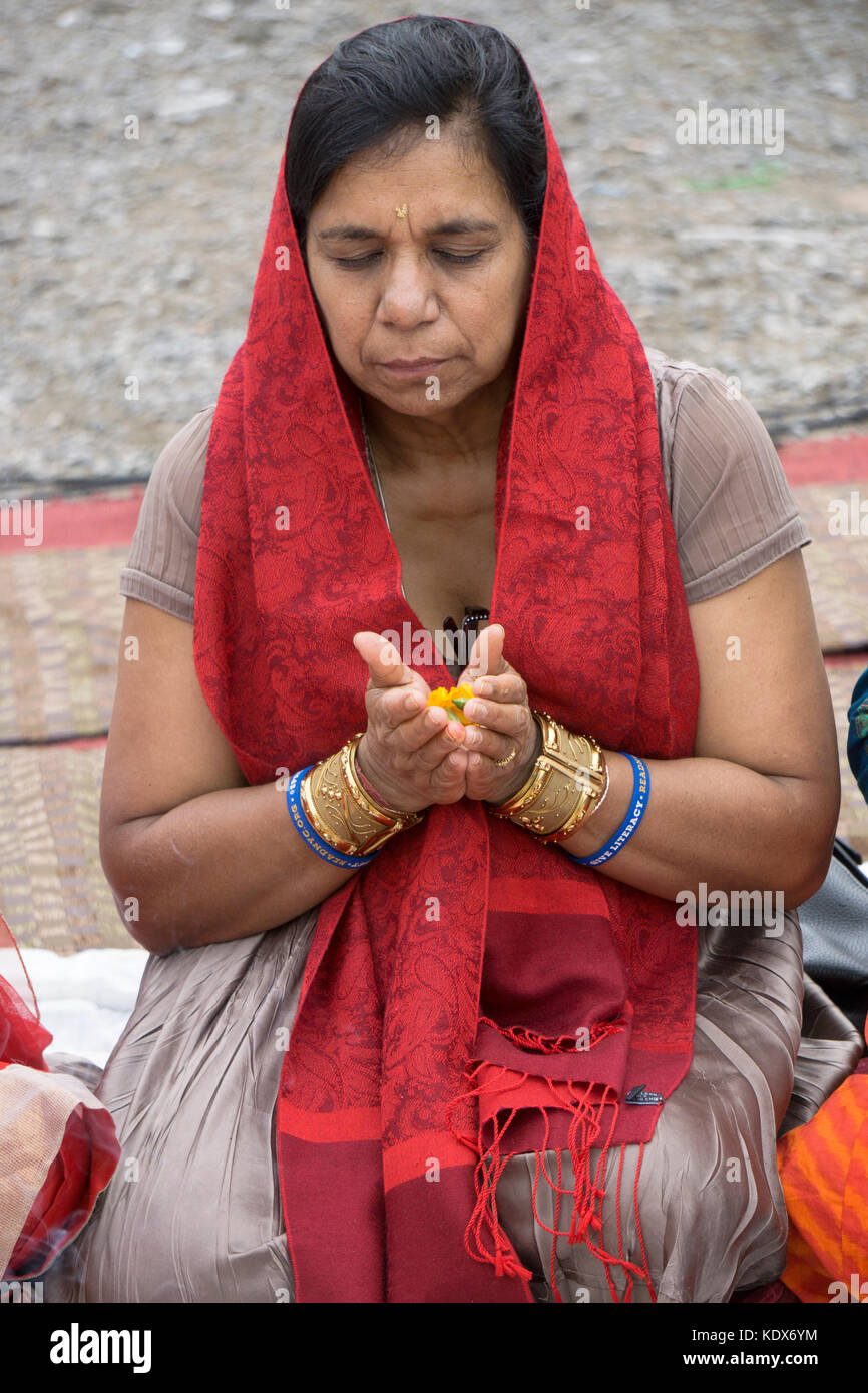Porträt einer Guyanese Hinduistische Frau in feierlichen Gebet an der Lakshmi Hawan Dienstleistungen am Diwali Motorcade in Richmond Hills, Queens, New York. Stockfoto