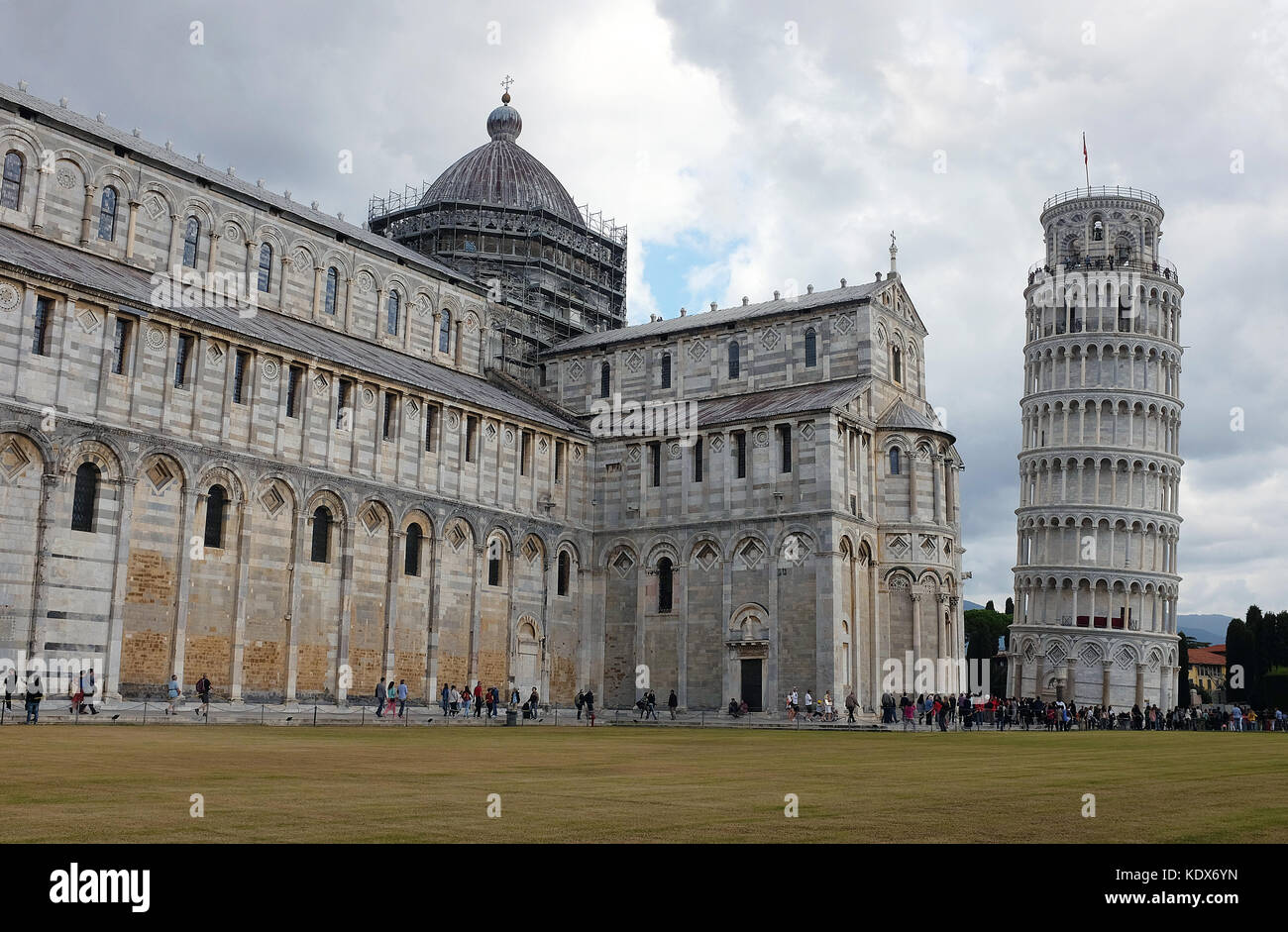 Die beliebte touristische Sehenswürdigkeiten der schiefe Turm von Pisa in der Region Toskana in Italien. Stockfoto