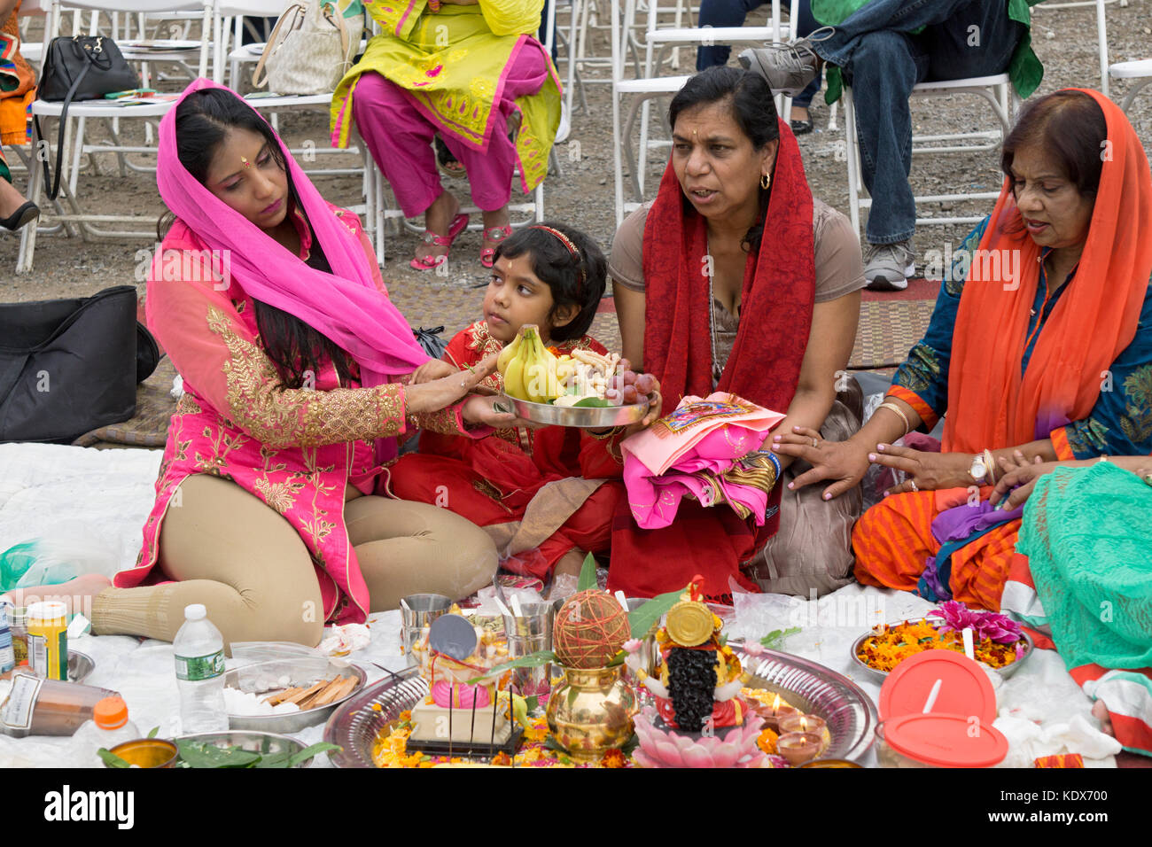 Hinduistische Frauen an der Lakshmi Hawan Dienstleistungen am Diwali Motorcade in Richmond Hill, Queens, New York. Stockfoto