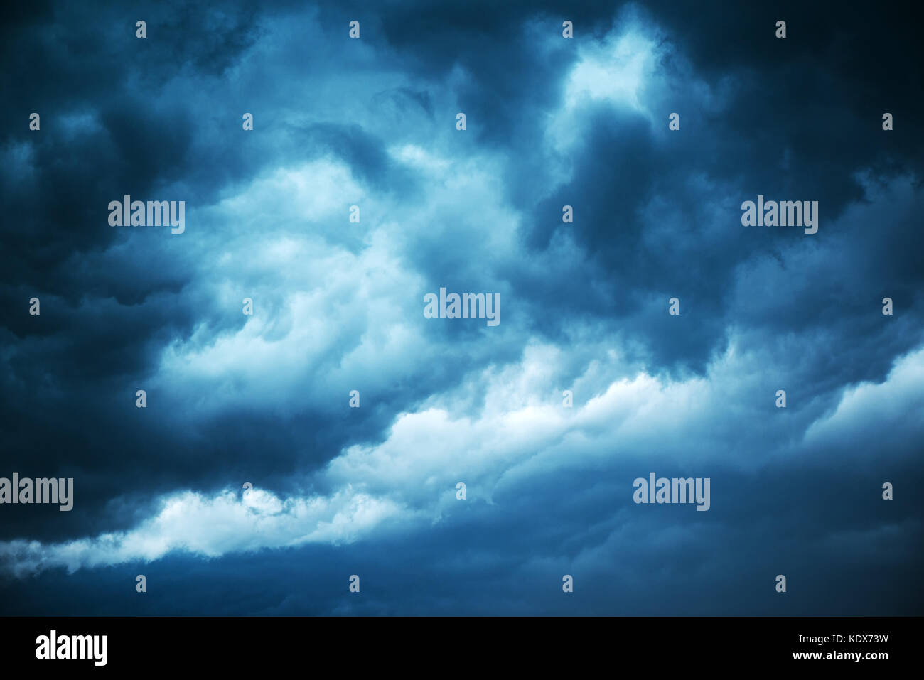 Dramatische stürmischen Himmel, dunkle Wolken vor Regen. Wetter, Klima und Meteorologie Hintergrund. Stockfoto