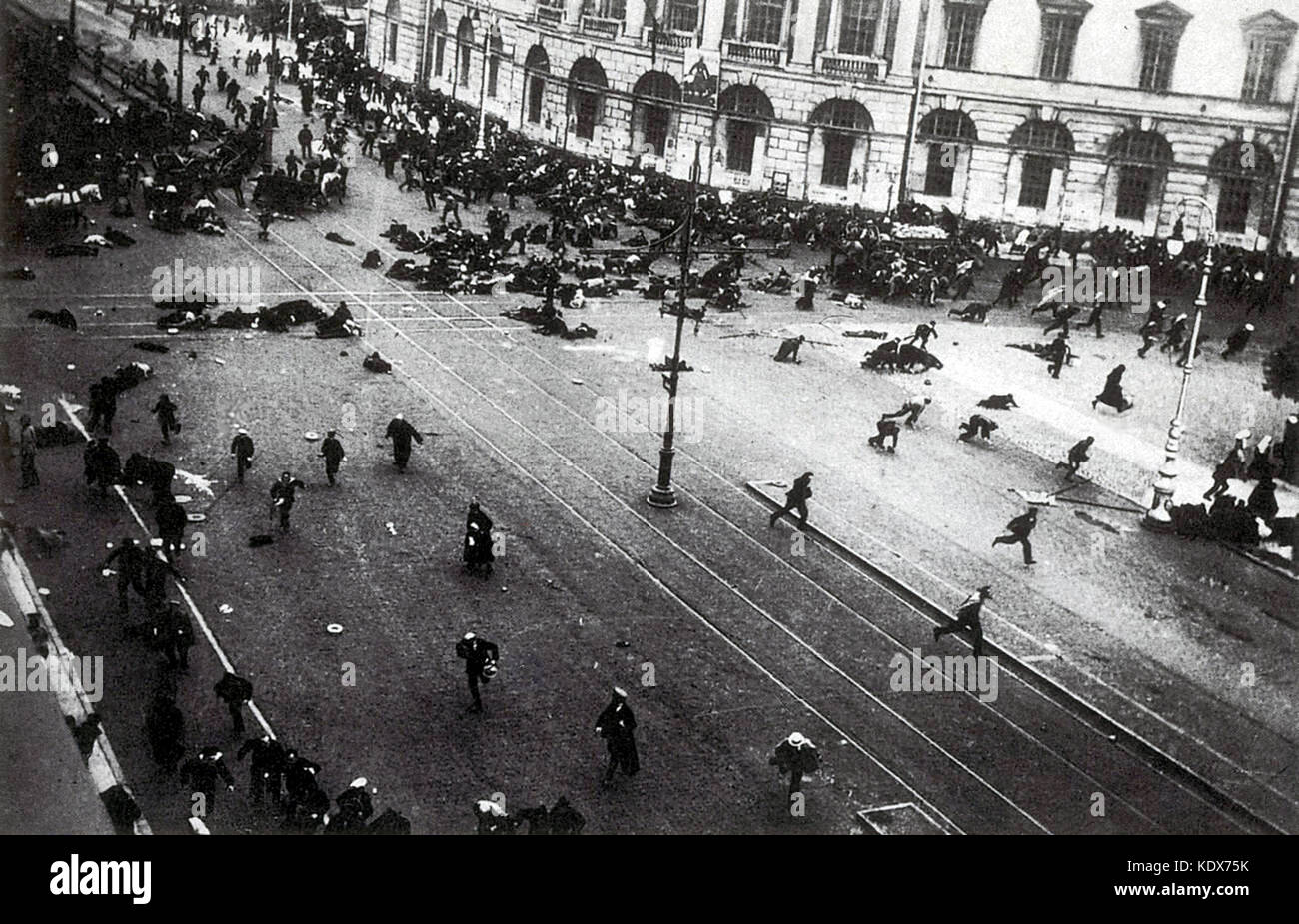Juli Tage. Die Armee hat gerade eröffneten das Feuer auf der Straße Demonstranten. petrograd (Sankt Petersburg), 4. Juli 1917. Straße Demonstration auf dem Newski Prospekt nur nach der Truppen der Provisorischen Regierung haben das Feuer mit Maschinengewehren geöffnet. Stockfoto
