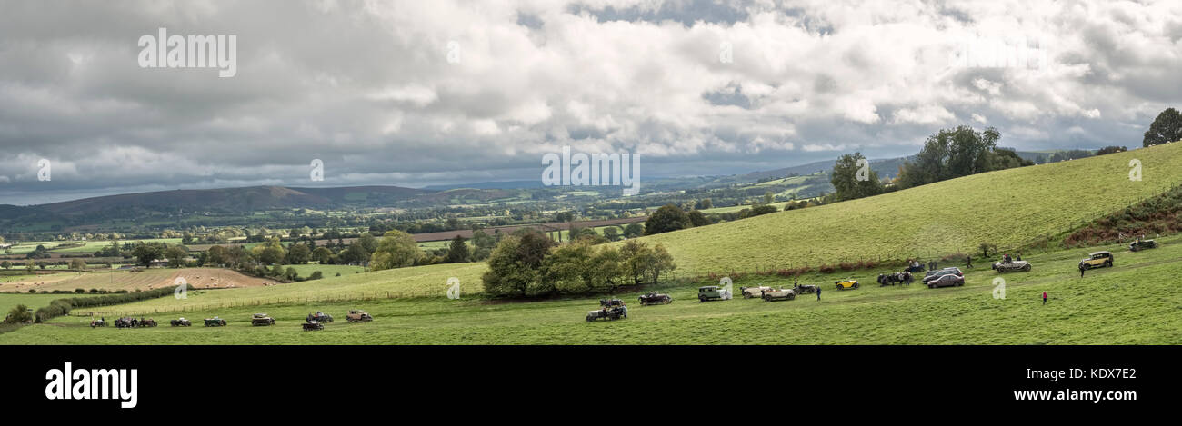 Badlands Farm, Kinnerton, Mitte - Wales, Großbritannien. Oldtimer in der Warteschlange für Bergrennen bei einer Sitzung der Vintage Sports-Car Club (Vscc) Stockfoto