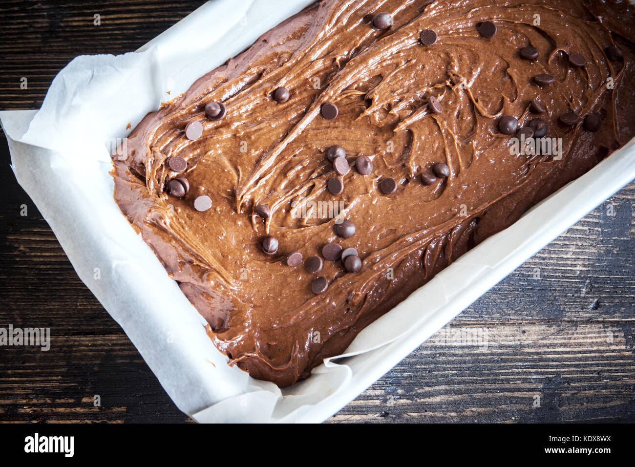 Die hausgemachten Brownie oder Schokolade Kuchen Rohteig in Backform. Kochen (Backen) hausgemachte Schokolade Kuchen oder Brownie. Stockfoto