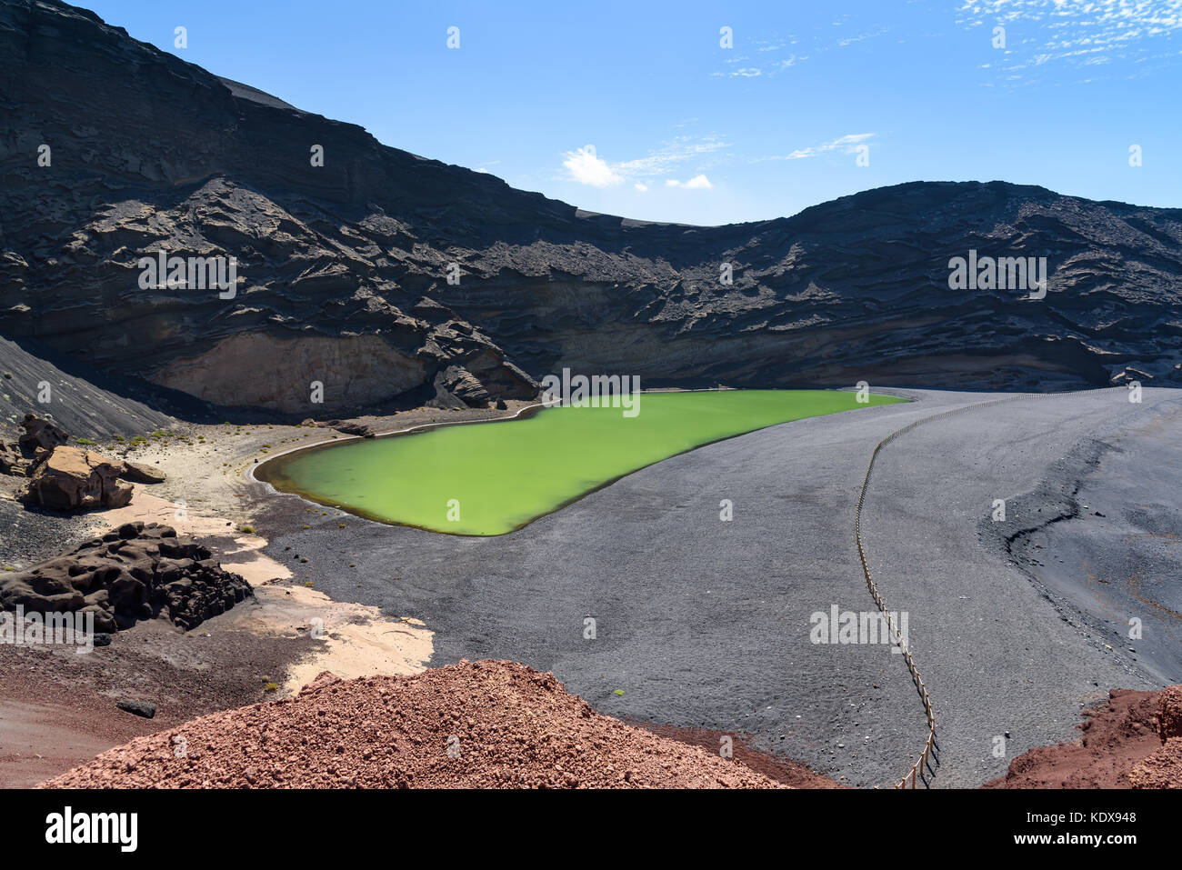 Vulkanische Krater und grüner See bei El Golfo, Lanzarote, Kanaren, Spanien Stockfoto